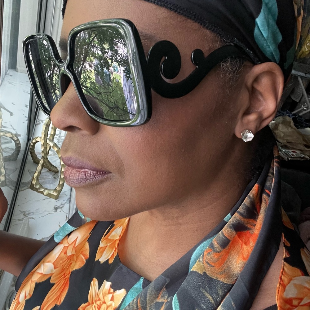 Chic Black Oversized Sunglasses